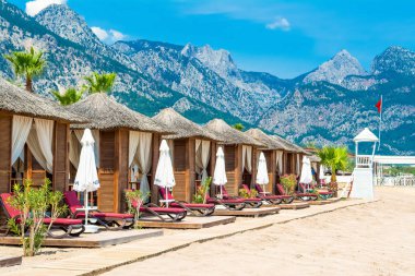 Antalya, Türkiye - 12 Mayıs 2018: kumlu bir plaj - kıyısında ahşap beach pavyonlar Akdeniz kıyılarında, Beldibi, Antalya, Türkiye