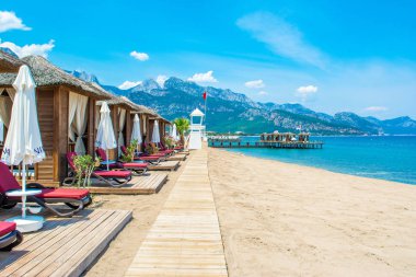Antalya, Türkiye - 9 Mayıs 2018: kumlu bir plaj - kıyısında ahşap beach pavyonlar Akdeniz kıyılarında, Beldibi, Antalya, Türkiye