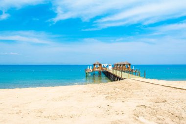 Ahşap beach pavyonlar kıyısında kumlu bir plaj - Akdeniz kıyılarında, Beldibi, Antalya, Türkiye
