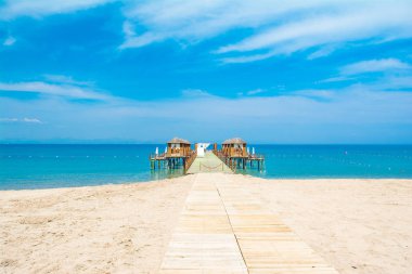 Ahşap beach pavyonlar kıyısında kumlu bir plaj - Akdeniz kıyılarında, Beldibi, Antalya, Türkiye