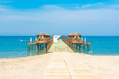 Ahşap beach pavyonlar kıyısında kumlu bir plaj - Akdeniz kıyılarında, Beldibi, Antalya, Türkiye