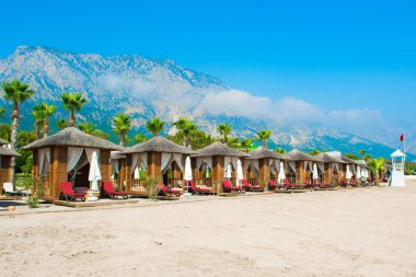 Antalya, Türkiye - 10 Mayıs 2018: kumlu bir plaj - kıyısında ahşap beach pavyonlar Akdeniz kıyılarında, Beldibi, Antalya, Türkiye