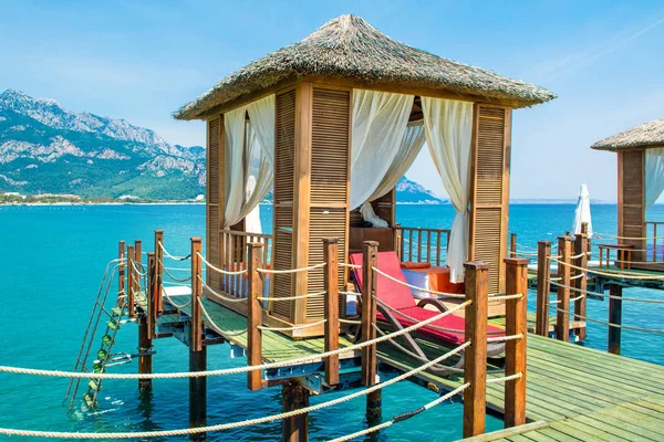 Ahşap beach pavyonlar kıyısında kumlu bir plaj - Akdeniz kıyılarında, Beldibi, Antalya, Türkiye