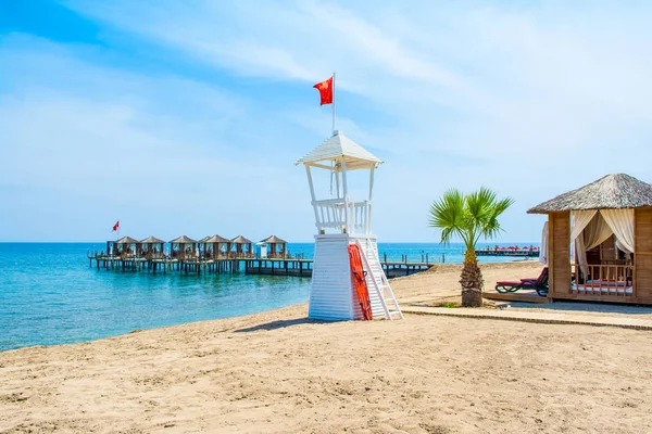Ahşap beach pavyonlar kıyısında kumlu bir plaj - Akdeniz kıyılarında, Beldibi, Antalya, Türkiye