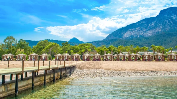 Pabellones Playa Madera Orilla Una Playa Arena Costa Mediterránea Beldibi — Foto de Stock