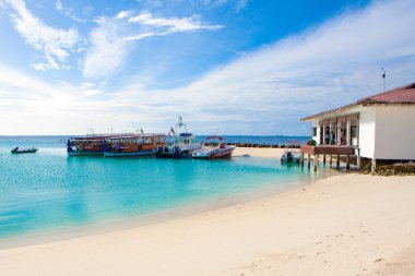 Kodhipparu, Maldivler - 19 Temmuz 2018: yelken caramarans, panoları ve güç tekneler güzel kum plajındaki su spor alanı 