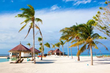 Kodhipparu, Maldivler - 19 Haziran 2018: su ve tropikal plaj landacpe Maldivler Hint Okyanusu üzerinde ahşap Villa