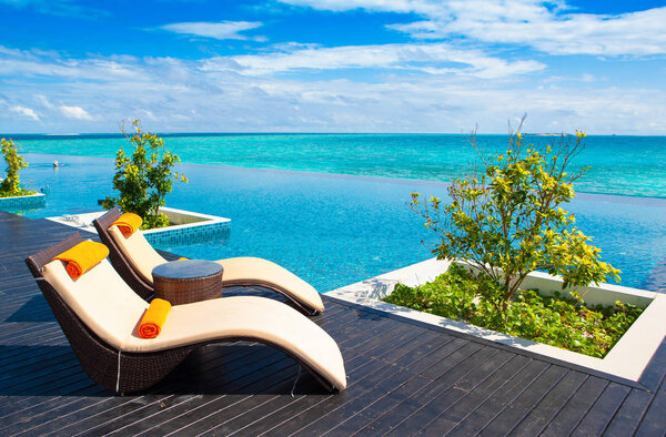 Кодхиппару, Мальдивы - 19 июня 2018 года: Зона охлаждения у бассейна в роскошном отеле на берегу Индийского океана
