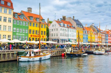 Kopenhag, Danimarka - 29 Ağustos 2018: renkli evler ve Nyhavn kanalda çıkabilir gemilerde 