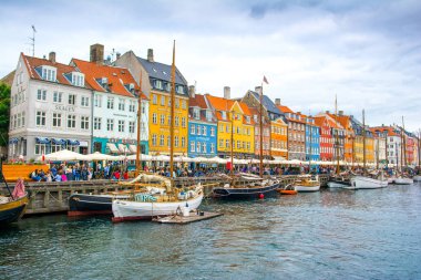 Kopenhag, Danimarka - 29 Ağustos 2018: renkli evler ve Nyhavn kanalda çıkabilir gemilerde 