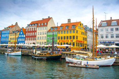 Kopenhag, Danimarka - 29 Ağustos 2018: renkli evler ve Nyhavn kanalda çıkabilir gemilerde 