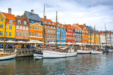 Kopenhag, Danimarka - 29 Ağustos 2018: renkli evler ve Nyhavn kanalda çıkabilir gemilerde 