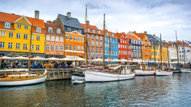 Kopenhag, Danimarka - 29 Ağustos 2018: renkli evler ve Nyhavn kanalda çıkabilir gemilerde 