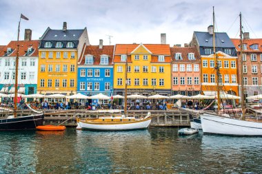 Kopenhag, Danimarka - 29 Ağustos 2018: renkli evler ve Nyhavn kanalda çıkabilir gemilerde 