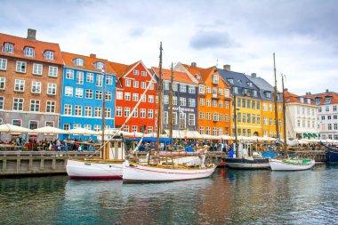 Kopenhag, Danimarka - 29 Ağustos 2018: renkli evler ve Nyhavn kanalda çıkabilir gemilerde 