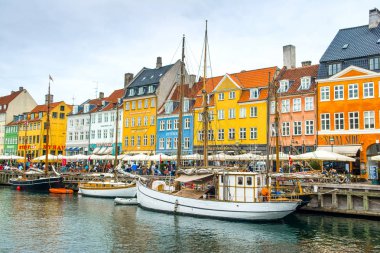 Kopenhag, Danimarka - 29 Ağustos 2018: renkli evler ve Nyhavn kanalda çıkabilir gemilerde 