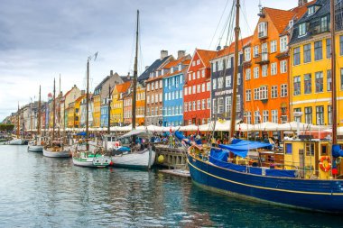 Kopenhag, Danimarka - 29 Ağustos 2018: renkli evler ve Nyhavn kanalda çıkabilir gemilerde 