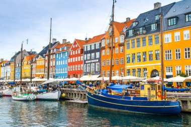 Kopenhag, Danimarka - 29 Ağustos 2018: renkli evler ve Nyhavn kanalda çıkabilir gemilerde 