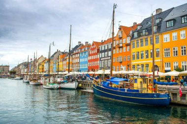 Kopenhag, Danimarka - 29 Ağustos 2018: renkli evler ve Nyhavn kanalda çıkabilir gemilerde 