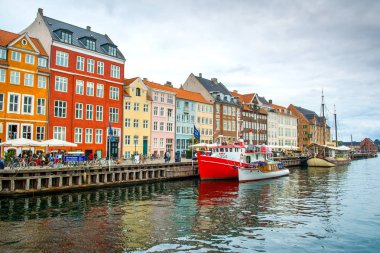 Kopenhag, Danimarka - 29 Ağustos 2018: renkli evler ve Nyhavn kanalda çıkabilir gemilerde 