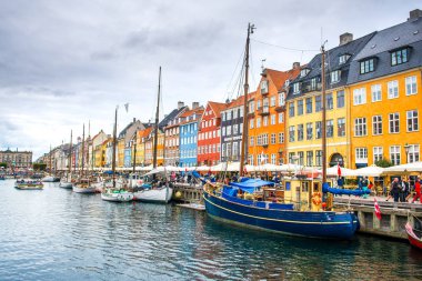 Kopenhag, Danimarka - 29 Ağustos 2018: renkli evler ve Nyhavn kanalda çıkabilir gemilerde 