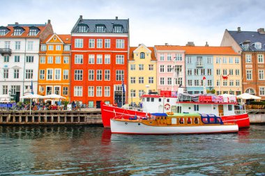 Kopenhag, Danimarka - 29 Ağustos 2018: renkli evler ve Nyhavn kanalda çıkabilir gemilerde 