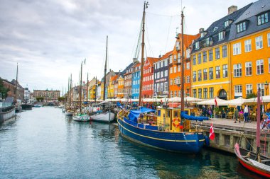 Kopenhag, Danimarka - 29 Ağustos 2018: renkli evler ve Nyhavn kanalda çıkabilir gemilerde 