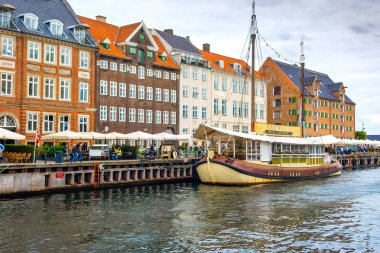 Kopenhag, Danimarka - 29 Ağustos 2018: renkli evler ve Nyhavn kanalda çıkabilir gemilerde 