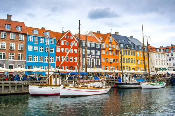 Kopenhag, Danimarka - 29 Ağustos 2018: renkli evler ve Nyhavn kanalda çıkabilir gemilerde 