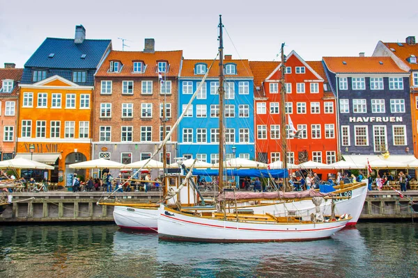 Kopenhag, Danimarka - 29 Ağustos 2018: renkli evler ve Nyhavn kanalda çıkabilir gemilerde 