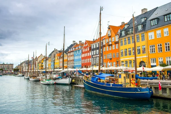 Kopenhag, Danimarka - 29 Ağustos 2018: renkli evler ve Nyhavn kanalda çıkabilir gemilerde 