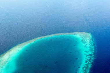 Hint Okyanusu, Maldivler Island Atoll reef ve manzara havadan görünümü