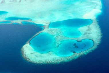Hint Okyanusu, Maldivler Island Atoll reef ve manzara havadan görünümü