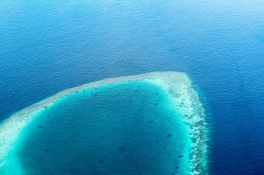 Hint Okyanusu, Maldivler Island Atoll reef ve manzara havadan görünümü