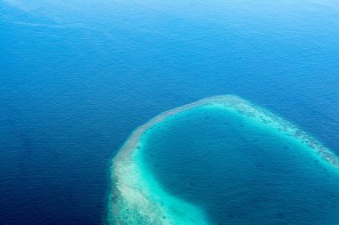 Hint Okyanusu, Maldivler Island Atoll reef ve manzara havadan görünümü