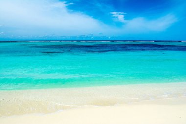 Güzel turkuaz Hint okyanusu manzarası, Maldivler adaları.