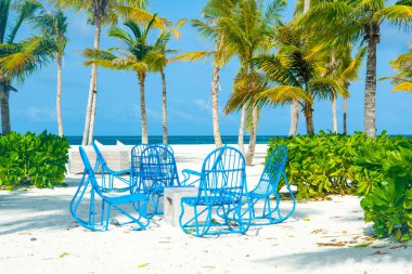 Bir çadır ve oturma alanları üzerinde shore Hint Okyanusu, Maldivler lüks otelin lounge bölgeyle chill 