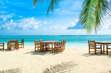 Maldivler Hint Okyanusu üzerinde kumlu bir plaj tropikal bir restoran ile güzel manzara