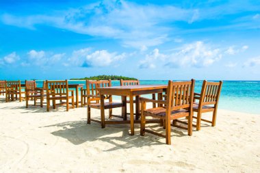 Maldivler Hint Okyanusu üzerinde kumlu bir plaj tropikal bir restoran ile güzel manzara