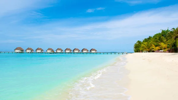 Mooi Landschap Van Zandstrand Meer Dan Water Villa Het Luxehotel — Stockfoto