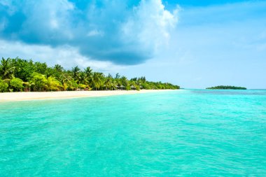 Şezlong ve şemsiyeler Hint Okyanusu, Maldivler Island ile güzel kumlu plaj