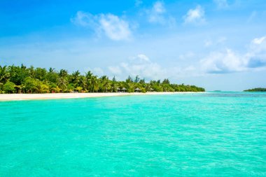 Şezlong ve şemsiyeler Hint Okyanusu, Maldivler Island ile güzel kumlu plaj