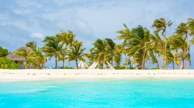 Bir çadır ve oturma alanları üzerinde shore Hint Okyanusu, Maldivler lüks otelin lounge bölgeyle chill 