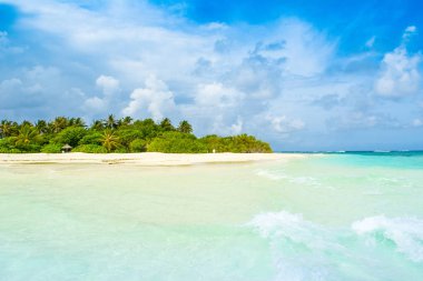 Şezlong ve şemsiyeler Hint Okyanusu, Maldivler Island ile güzel kumlu plaj