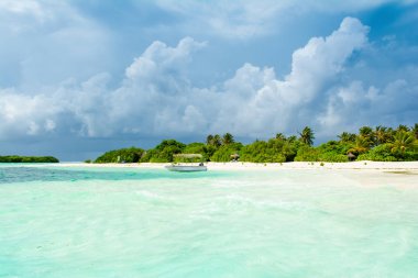 Lhaviyani Atoll, Maldives - 30 Temmuz 2018: eski bir tropik ada peyzaj ve kumlu bir plaj zemin üzerine Hint okyanusunda tekne