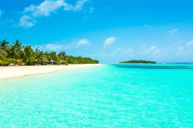 Şezlong ve şemsiyeler Hint Okyanusu, Maldivler Island ile güzel kumlu plaj
