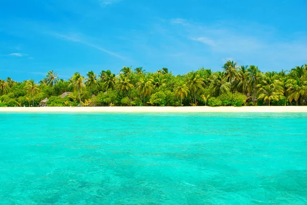 Hermosa Playa Arena Con Tumbonas Sombrillas Océano Índico Maldivas Isla — Foto de Stock