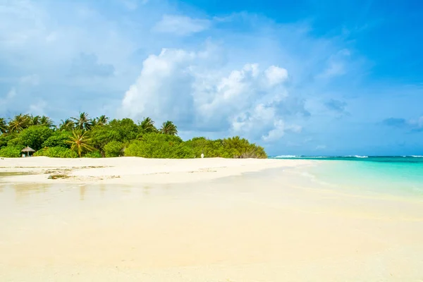 サンベッドとパラソル インド洋 モルディブの島の美しい白砂のビーチ — ストック写真