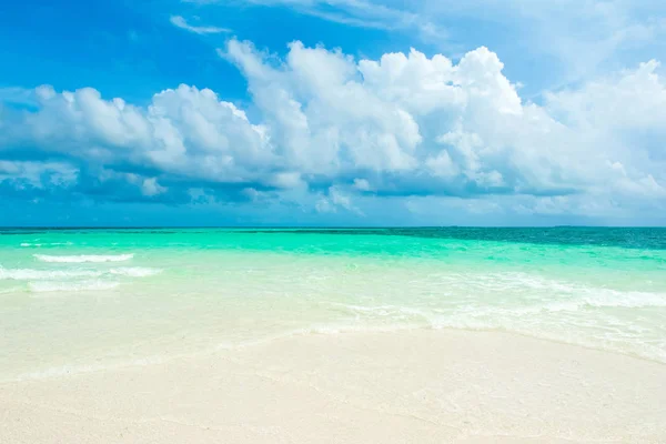 청록색 인도양 몰디브 제도의 아름다운 — 스톡 사진