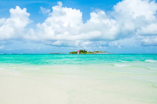 ラヴィヤニ環礁 モルディブ 2018 インド洋の熱帯の島の風景と砂浜と背景次第でウインドサーファー — ストック写真